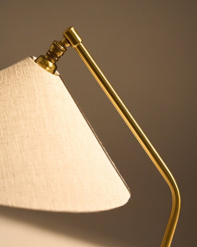 GUBI Gräshoppa table lamp, brass - canvas, decoration image