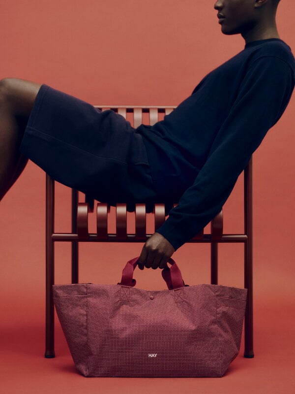 HAY Grid Weekend bag, medium, burgundy, decoration image