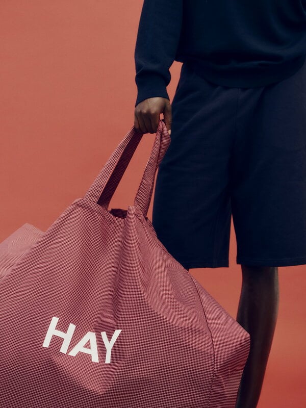 HAY Grid X-large bag, burgundy, decoration image