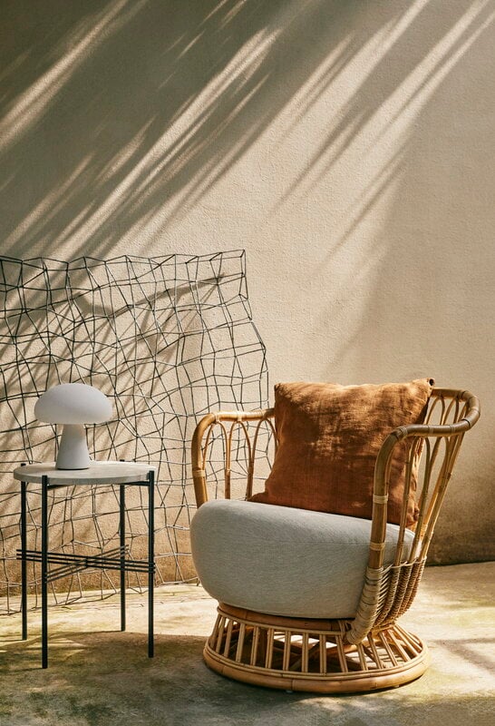 GUBI Obello portable table lamp, frosted glass, decoration image