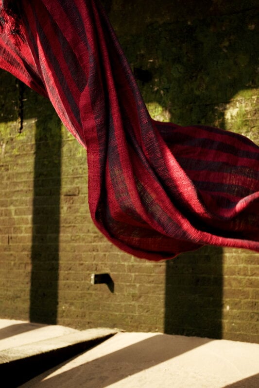 Tom Dixon Band plaid, 160 x 200 cm, bordeaux - noir, image décorative