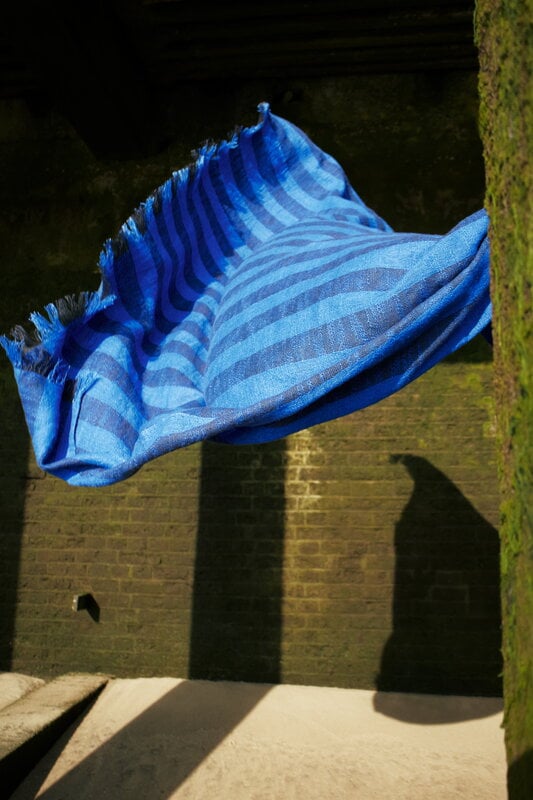 Tom Dixon Band viltti, 160 x 200 cm, sininen - musta, sisustuskuva
