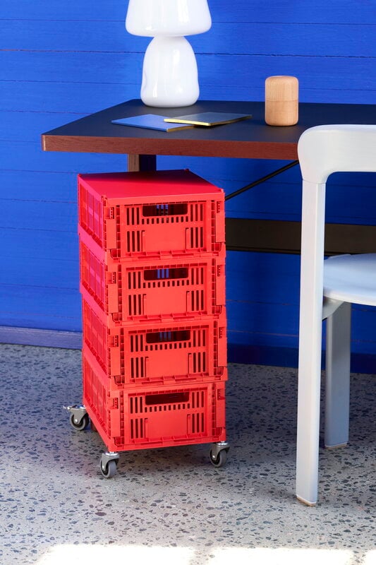 https://media.fds.fi/decor_image/800/HAY_Colour_Crate_M_red_HAY_Colour_Crate_Lid_M_red_Apollo_Table_Lamp_Passerelle_Desk_wb_lacquered_walnut_frame_and_edge_ink_black_powder_coated_crossbar_Rey_Chair_state_blue_wb_lacquer_beech.jpg