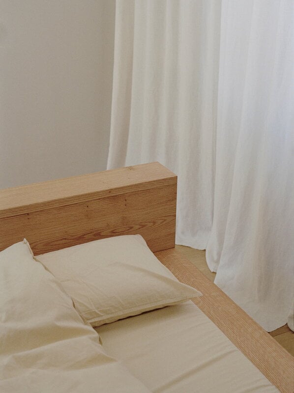 RYE Hem bed frame, oiled red oak, decoration image