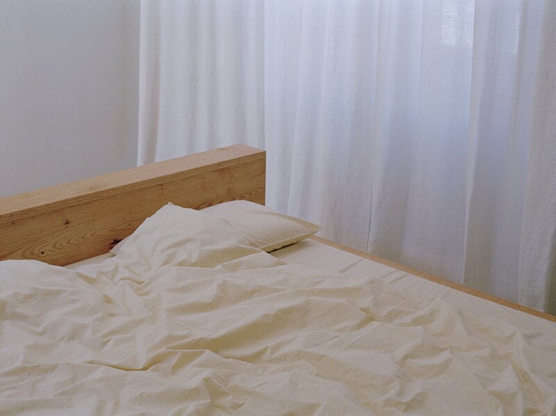 RYE Hem bed frame, oiled red oak, decoration image