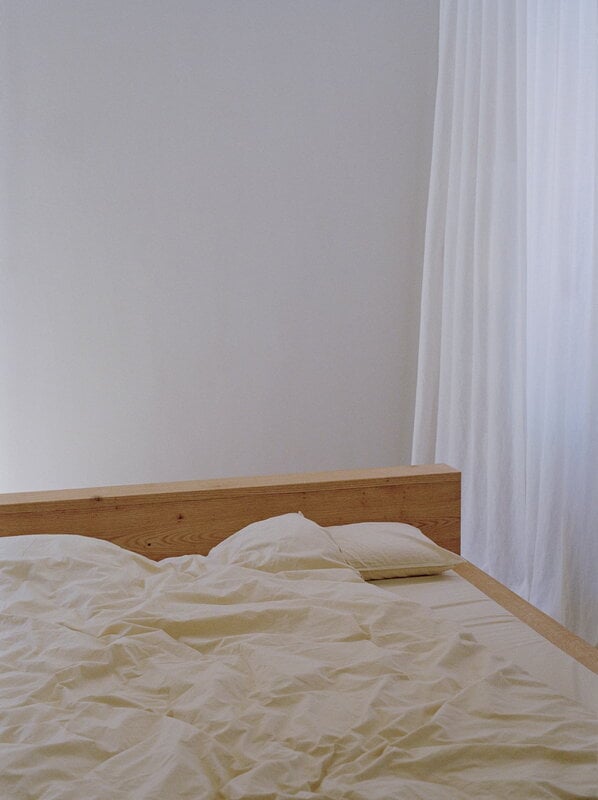 RYE Hem bed frame, oiled red oak, decoration image