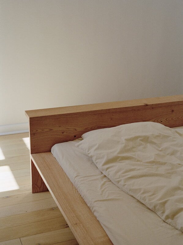 RYE Hem bed frame, oiled red oak, decoration image