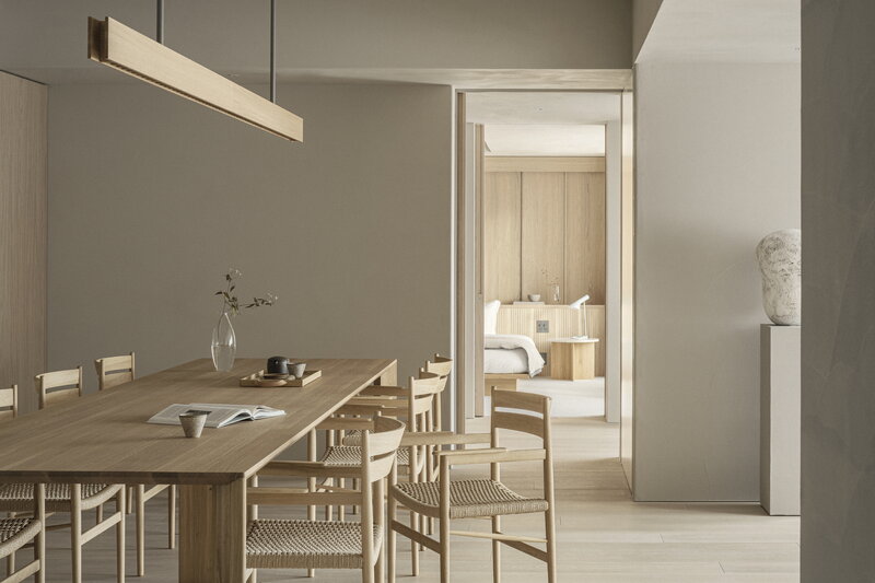 Karimoku Case N-DC04 dining armchair, lacquered oak - natural paper cord, decoration image