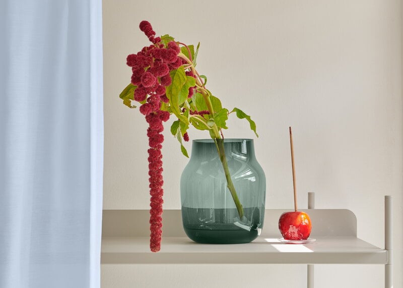 Muuto Silent vase, 20 cm, dark green, decoration image