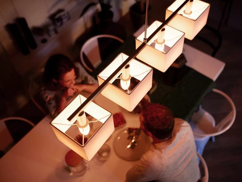 Philips Hue White Ambience lampadina intelligente 5,2W E14 470lm 2200-6500K, immagine decorativa