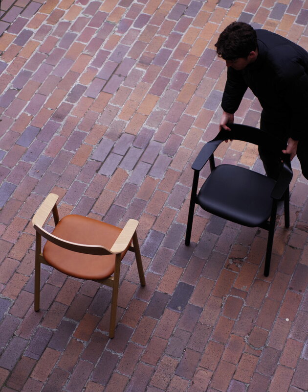 TAKT T24 Bow chair, Eiche - cognacfarbenes Spoor Zea Leder, dekorationsbild