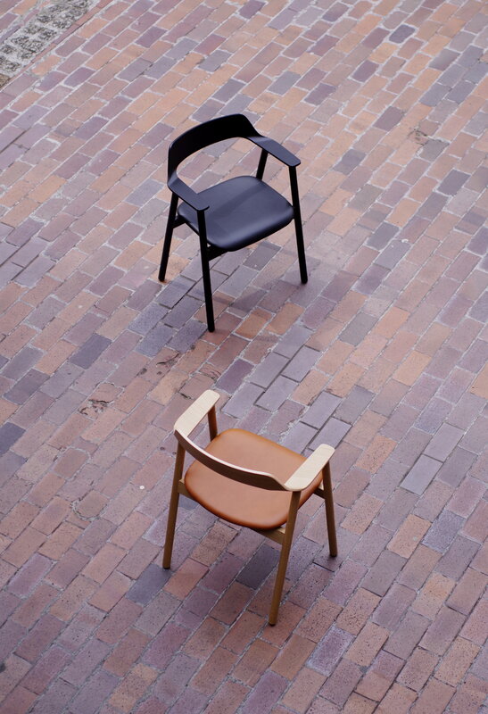 TAKT T24 Bow chair, Eiche - cognacfarbenes Spoor Zea Leder, dekorationsbild