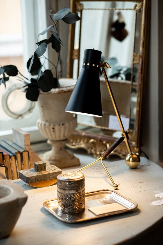 Innolux Tapio table lamp, black - brass, decoration image