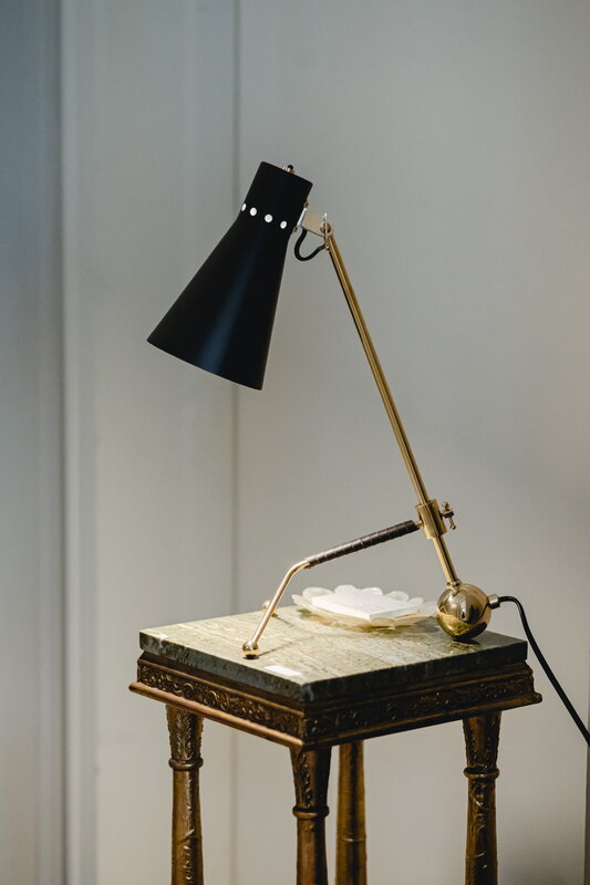 Innolux Tapio table lamp, black - brass, decoration image