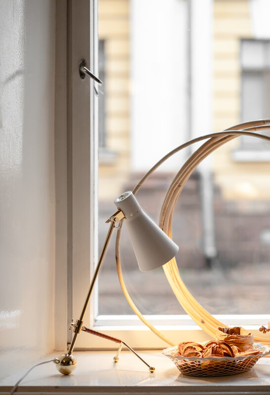 Innolux Tapio table lamp, white - brass, decoration image