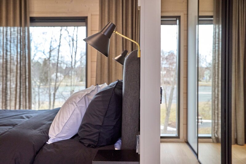 Innolux Carin wall lamp, black - brass, decoration image