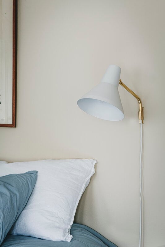 Innolux Carin wall lamp, white - brass, decoration image