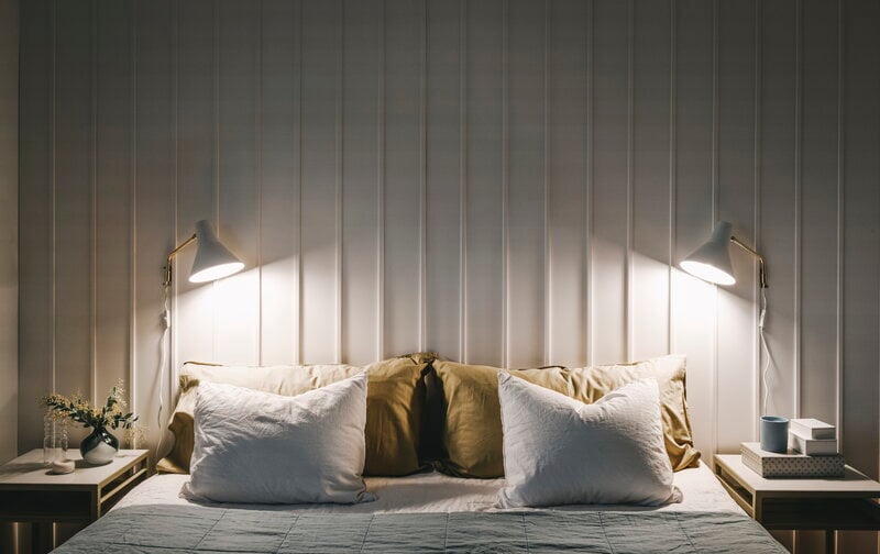 Innolux Carin wall lamp, white - brass, decoration image