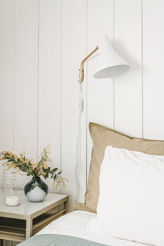 Innolux Carin wall lamp, white - brass, decoration image