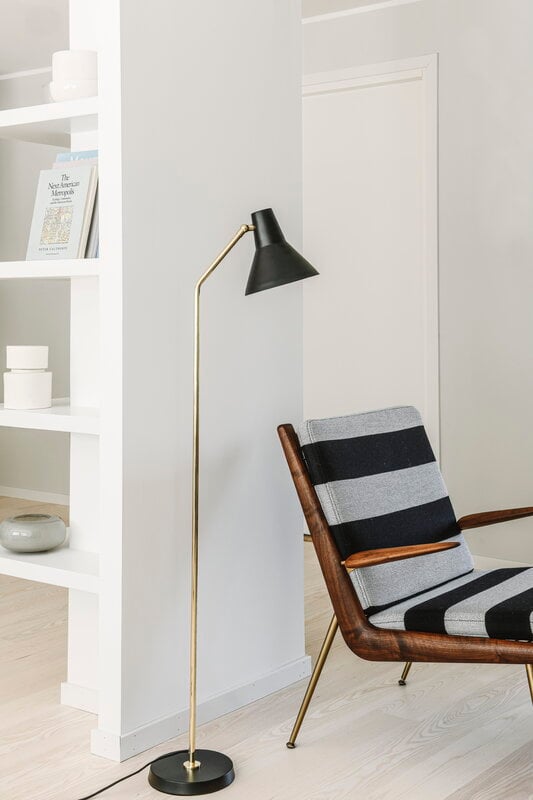 Innolux Carin floor lamp, black - brass, decoration image