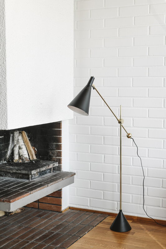 Innolux Tapio lampada da terra, nero - ottone, immagine decorativa