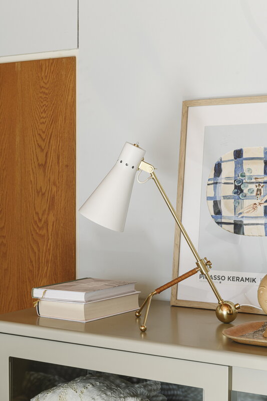 Innolux Tapio table lamp, white - brass, decoration image