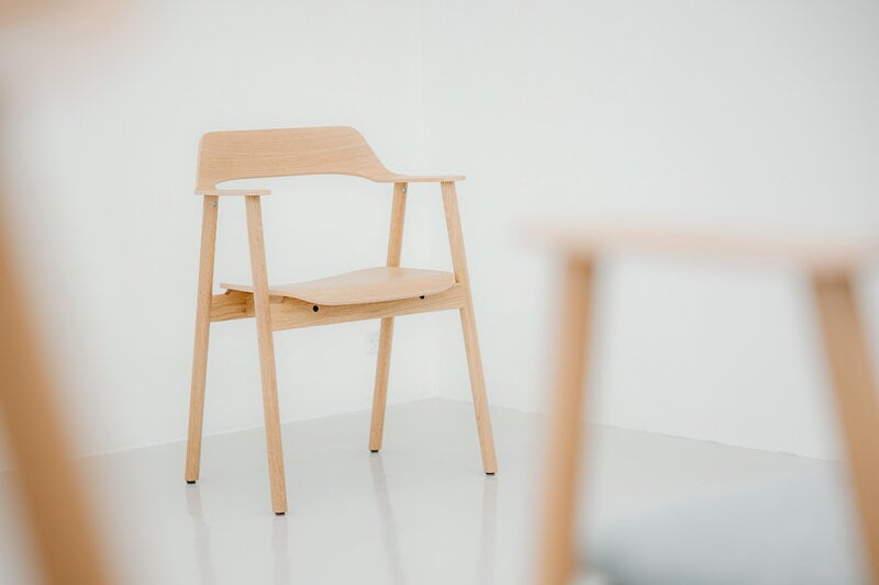 TAKT T24 Bow chair, oak, decoration image