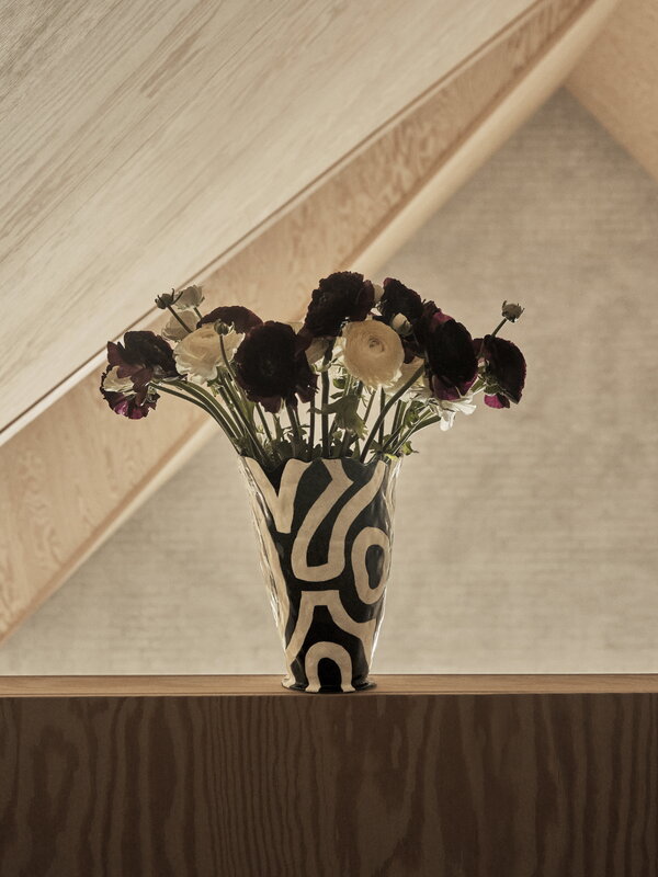 HAY Jessica Hans Shadow vase, black - white | Finnish Design Shop