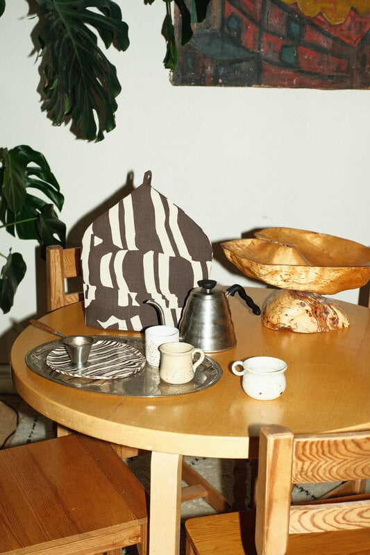 Saana ja Olli In My Own Time tea cosy, dark brown - beige, decoration image