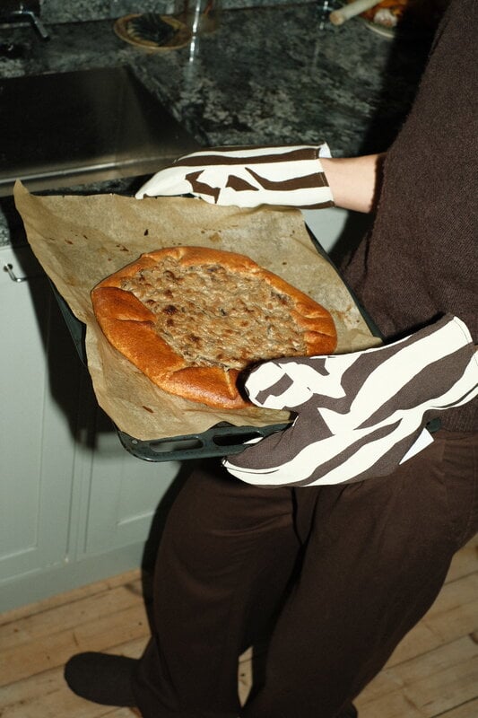 Saana ja Olli In My Own Time oven mitten, dark brown - beige, decoration image