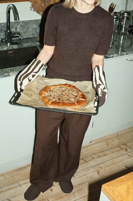 Saana ja Olli In My Own Time oven mitten, off-white - dark brown, decoration image