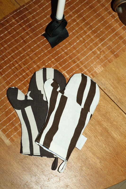 Saana ja Olli In My Own Time oven mitten, dark brown - beige, decoration image