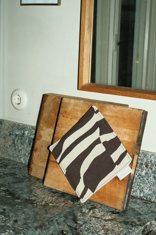 Saana ja Olli In My Own Time pot holder, dark brown - beige, decoration image