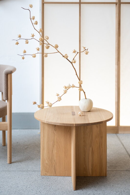 Karimoku Case N-ST02 side table, 50 x 50 cm, lacquered oak, decoration image
