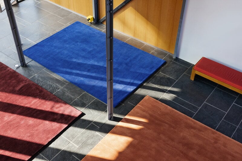 LAYERED Solid wool rug, blue foncé, decoration image