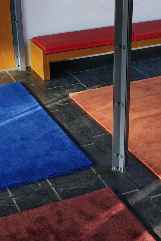 LAYERED Solid wool rug, blue foncé, decoration image