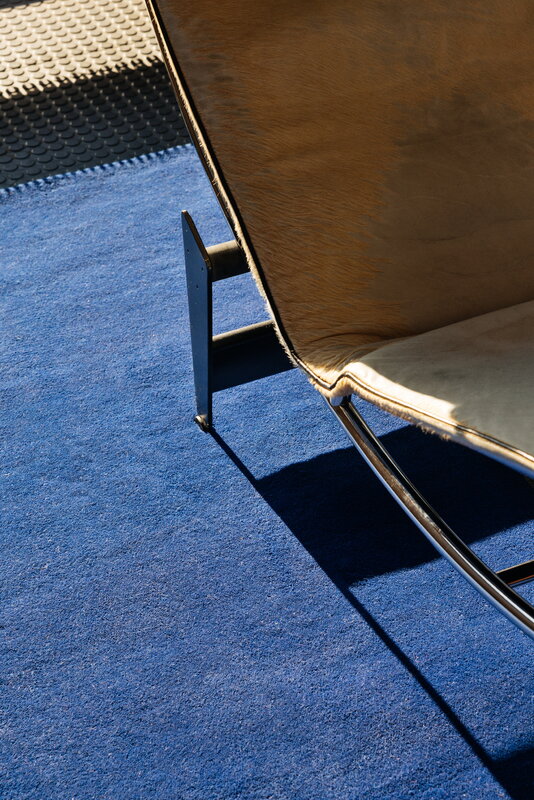 LAYERED Solid wool rug, blue foncé, decoration image