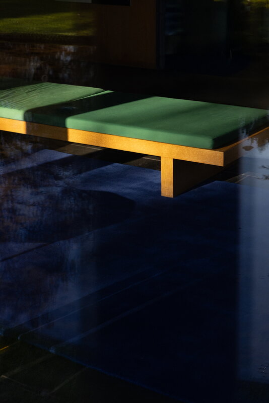 LAYERED Solid wool rug, blue foncé, decoration image