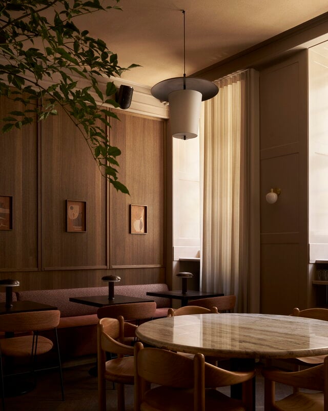 LYFA Toton pendant 600, bronze, decoration image