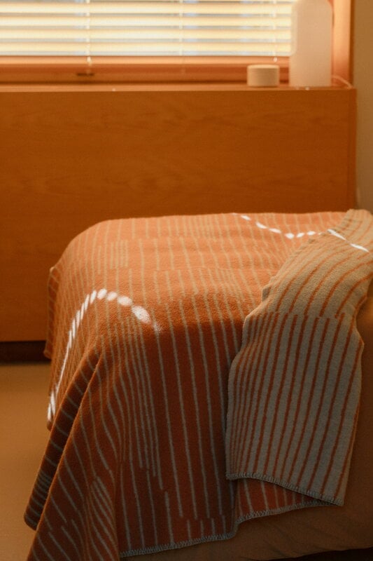 Lapuan Kankurit Aurora blanket, 130 x 180 cm, cinnamon - natural dyed woad, decoration image