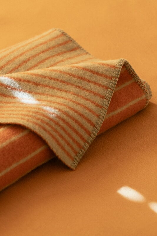 Lapuan Kankurit Aurora blanket, 130 x 180 cm, cinnamon - natural dyed woad, decoration image