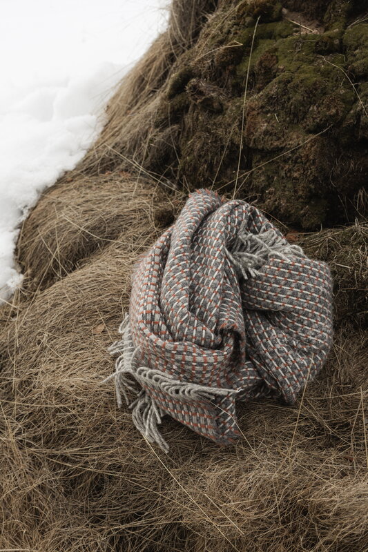 Lapuan Kankurit Havas blanket, 140 x 180 cm, cinnamon, decoration image