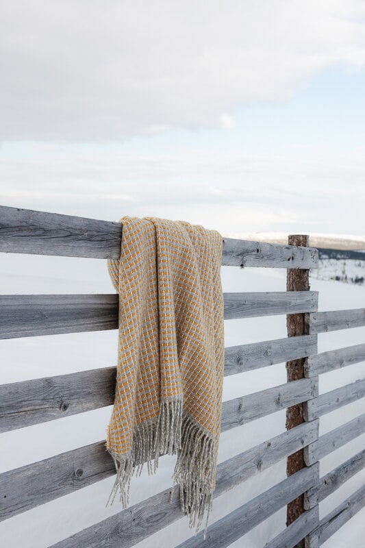 Lapuan Kankurit Havas blanket, 140 x 180 cm, coffee dyed orange, decoration image