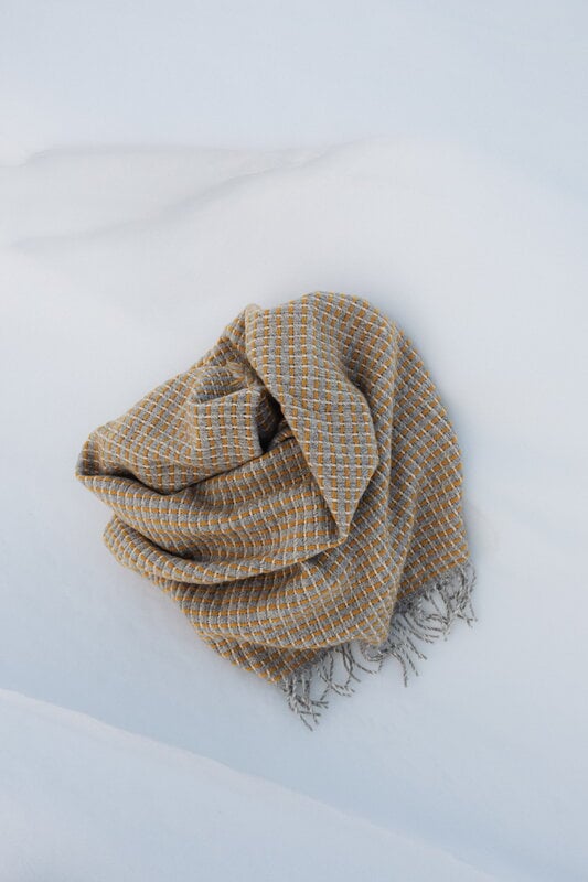 Lapuan Kankurit Havas blanket, 140 x 180 cm, coffee dyed orange, decoration image