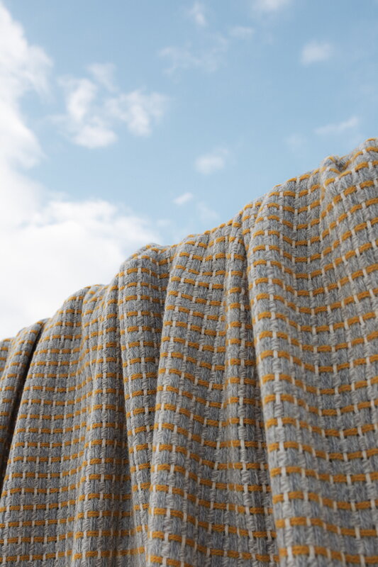 Lapuan Kankurit Havas blanket, 140 x 180 cm, coffee dyed orange, decoration image