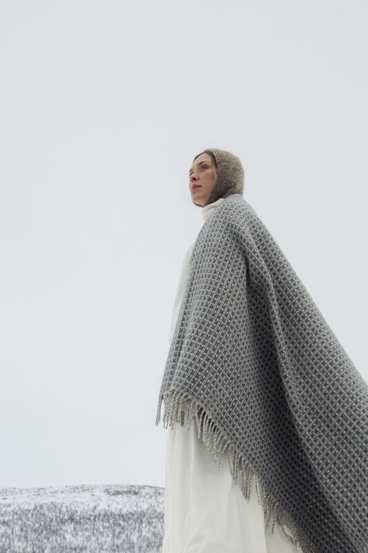 Lapuan Kankurit Havas blanket, 140 x 180 cm, natural dyed woad, decoration image