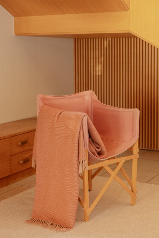 Lapuan Kankurit Ilo blanket, 130 x 200 cm, powder - cinnamon, decoration image