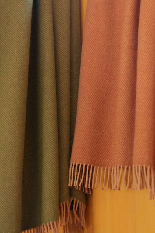Lapuan Kankurit Ilo blanket, 130 x 200 cm, powder - cinnamon, decoration image