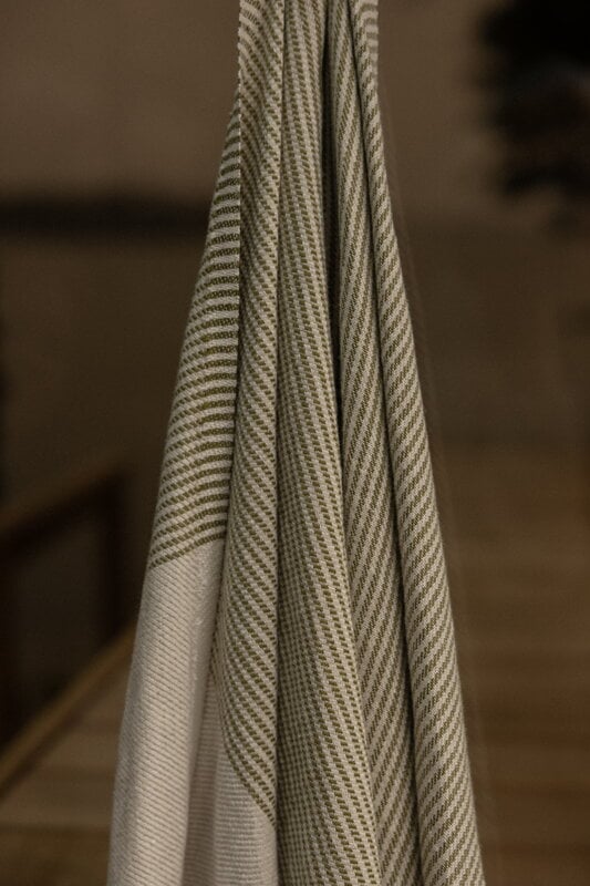 Lapuan Kankurit Kaisla sauna cover, 50 x 180 cm, linen - olive, decoration image