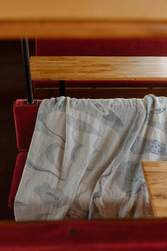 Lapuan Kankurit Kaksin linen blanket, 145 x 200 cm, white - blue, decoration image